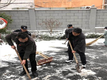 大雪不停，保障不止，第一黨支部組織黨員出動保障群眾出行路