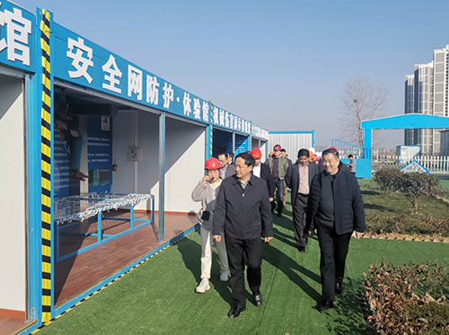 集團(tuán)公司黨委副書記李俊杰一行赴產(chǎn)融中心項目慰問調(diào)研