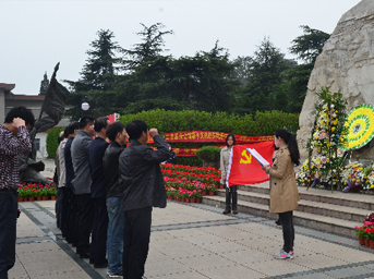 公司黨支部開(kāi)展“緬懷革命先烈，繼承優(yōu)良傳統(tǒng)”清明節(jié)祭掃活動(dòng)